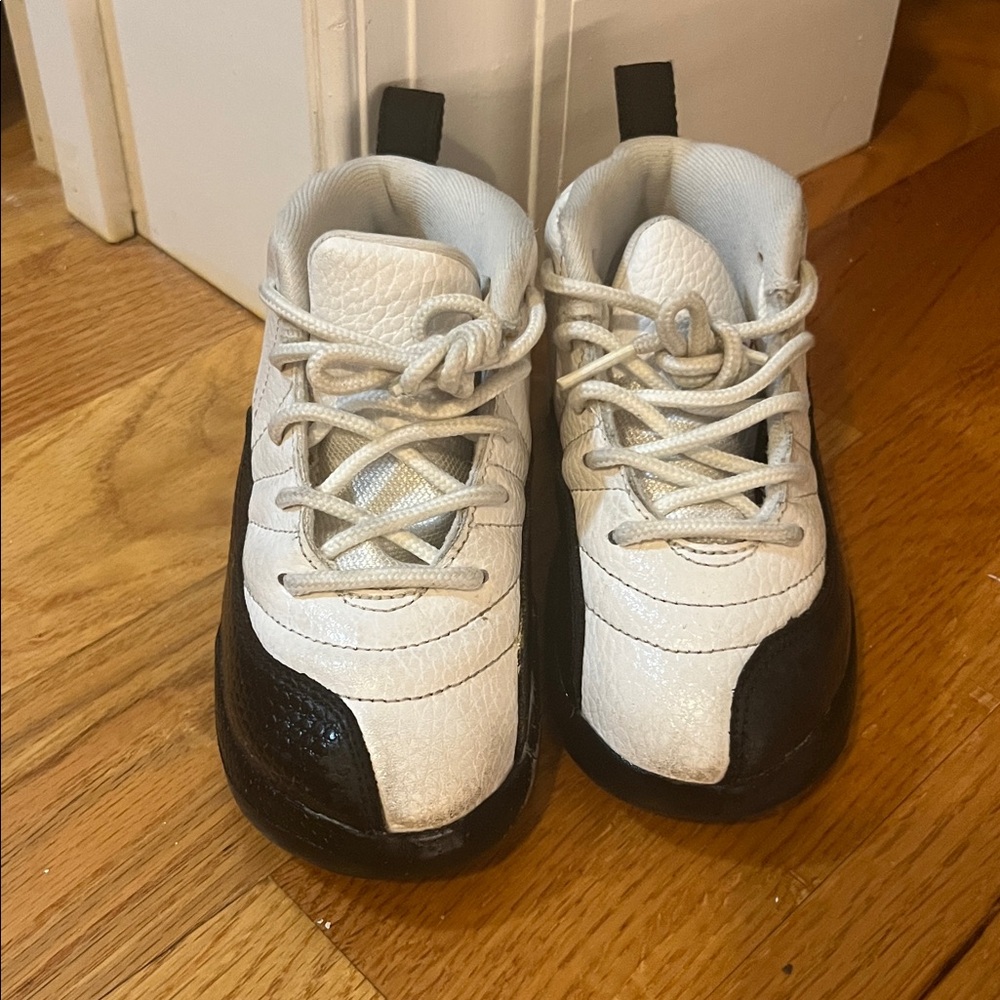 Black and white Jordans, good condition,size 10C